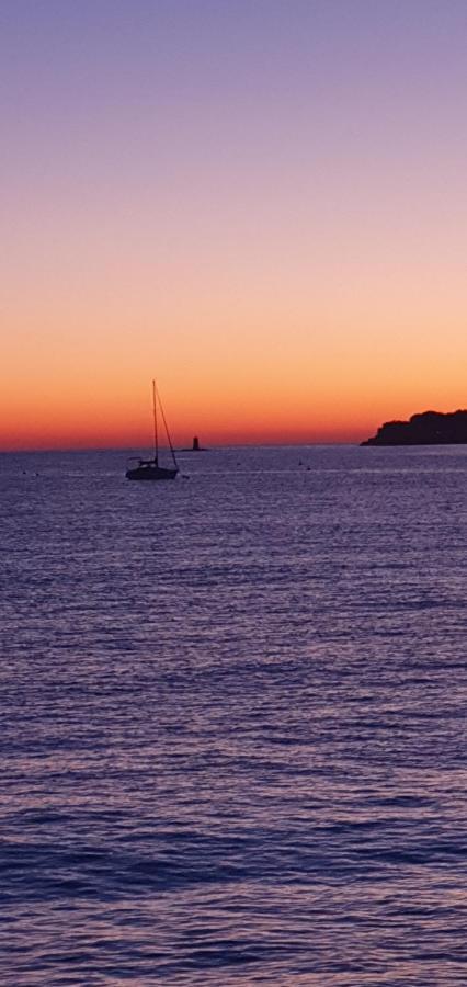 Appartement Entier Au Dessus De Villa, Climatisation Reversible Poele A Bois Tres Chaleureux , Wi Fi Parking Privee Gratuit Situation 500 M, Plage Et Centre Ville Sanary-sur-Mer Exteriör bild
